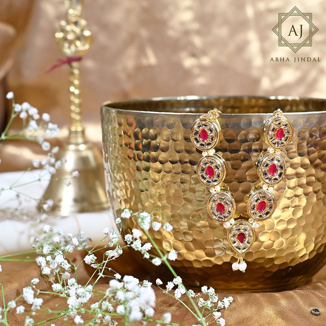 Ruby Haar, a jewellery piece.