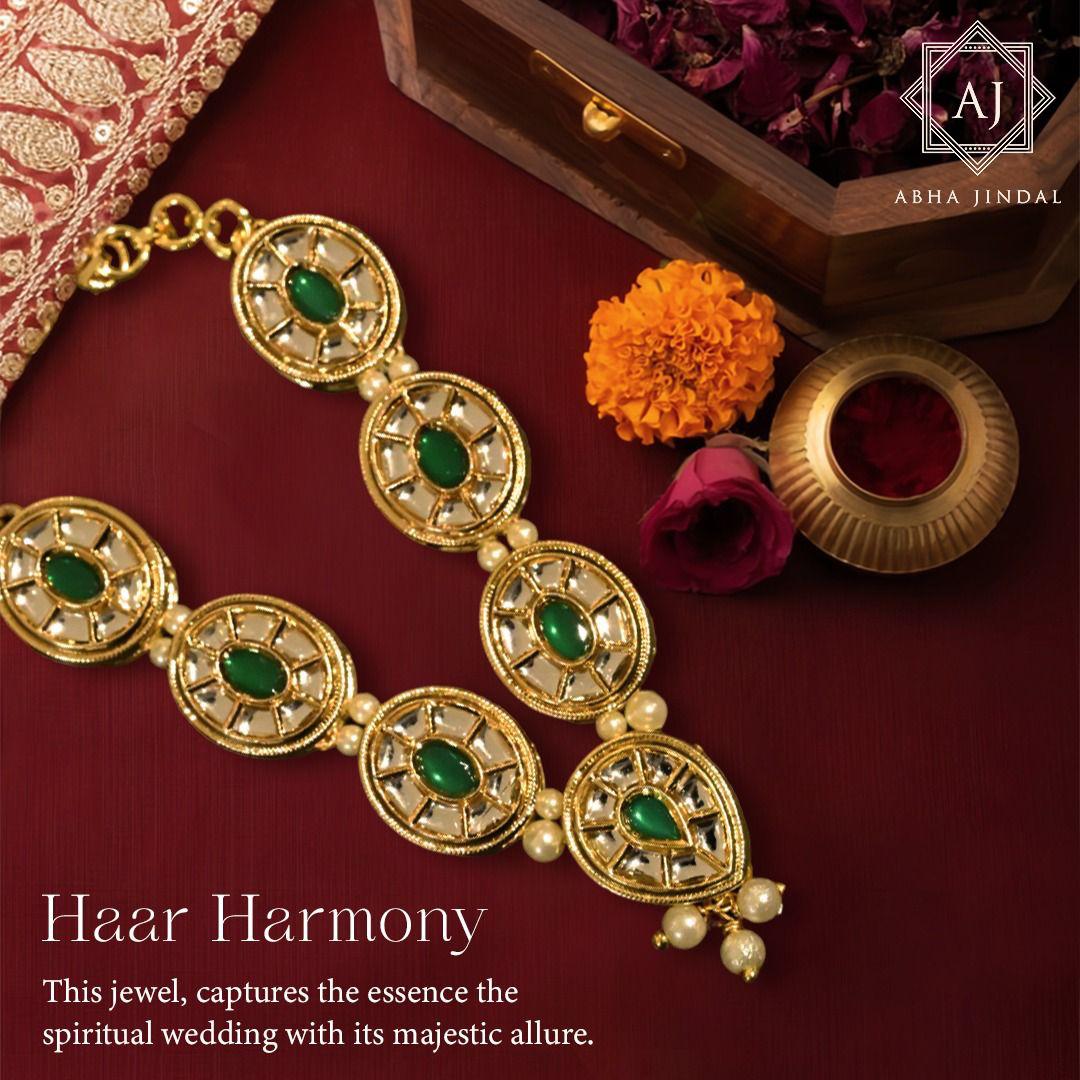 Emerald Haar, a jewellery piece.