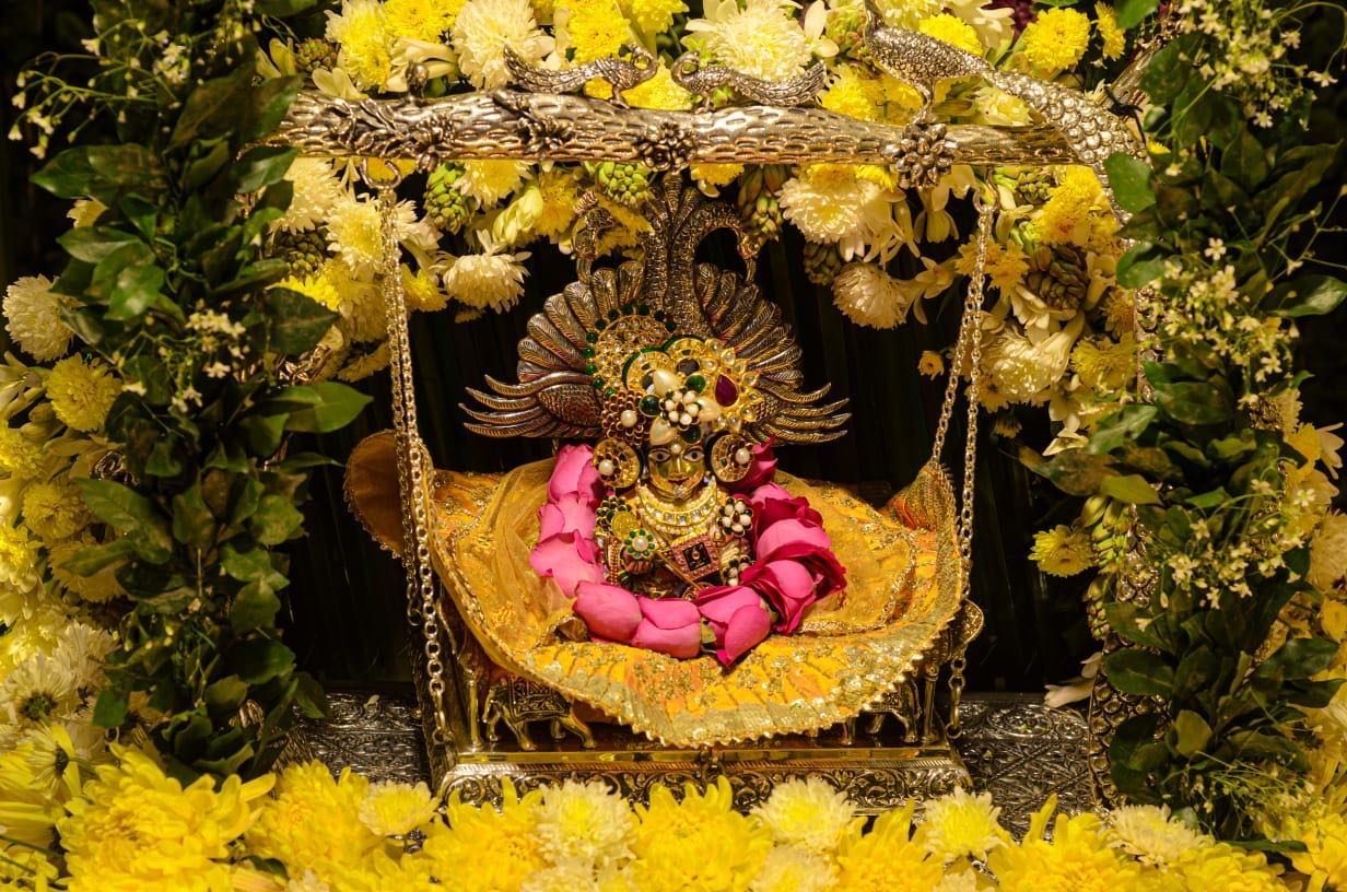 Laddu Gopal Poshak and Shringar, a poshak & shringar piece associated in the caption with Laddu Gopal.